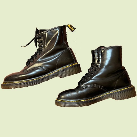 Dr. Martens Shoes - vintage mid 90s doc marten 1460. made in england.